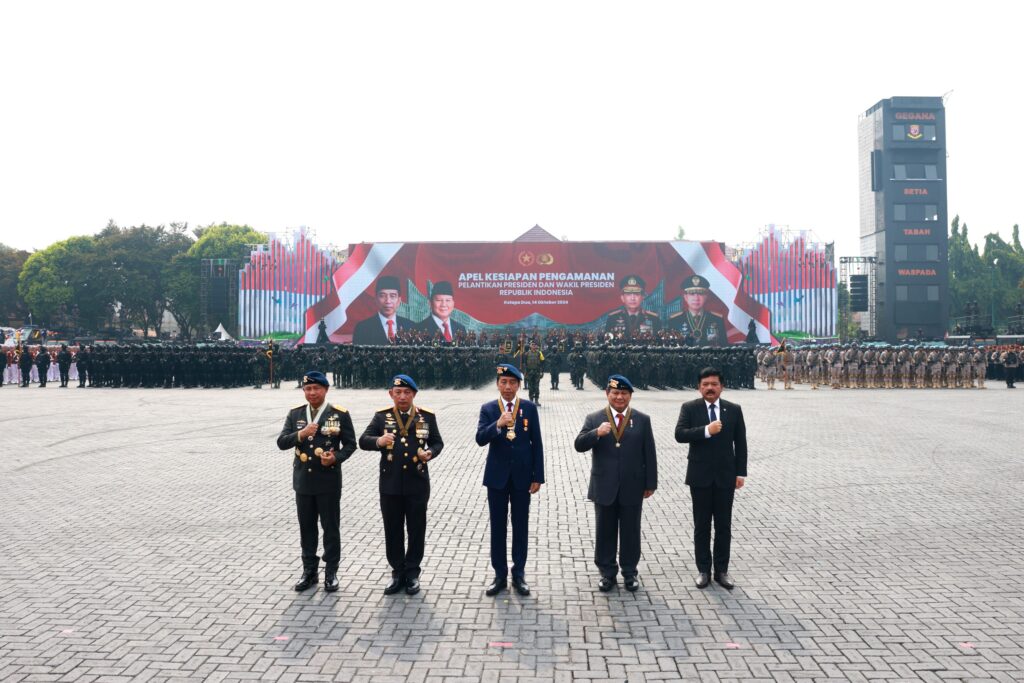 Jokowi dan Prabowo Subianto Naik Bersama di Jeep Pindad untuk Memeriksa Pasukan pada Upacara Keamanan Pelantikan Presiden