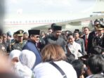 Prabowo Subianto accompanies Jokowi to Halim and wishes him success in the future.