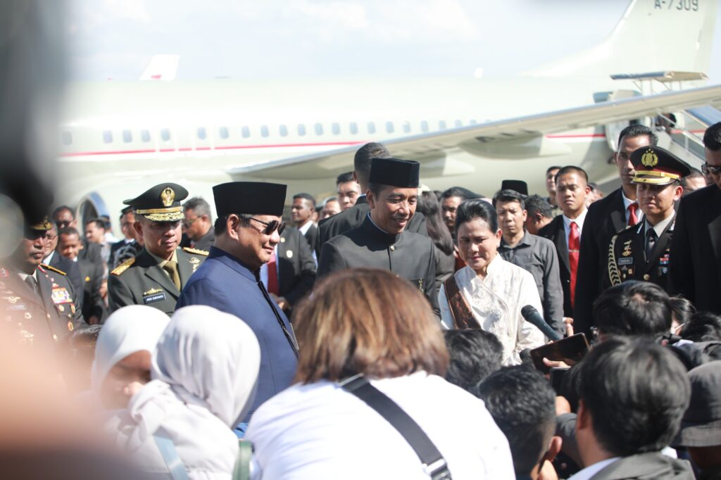 Prabowo Subianto accompanies Jokowi to Halim and wishes him success in the future.