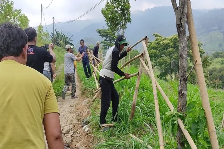 Para petani memprotes tindakan Danramil yang memagari lahan garapan di Bogor