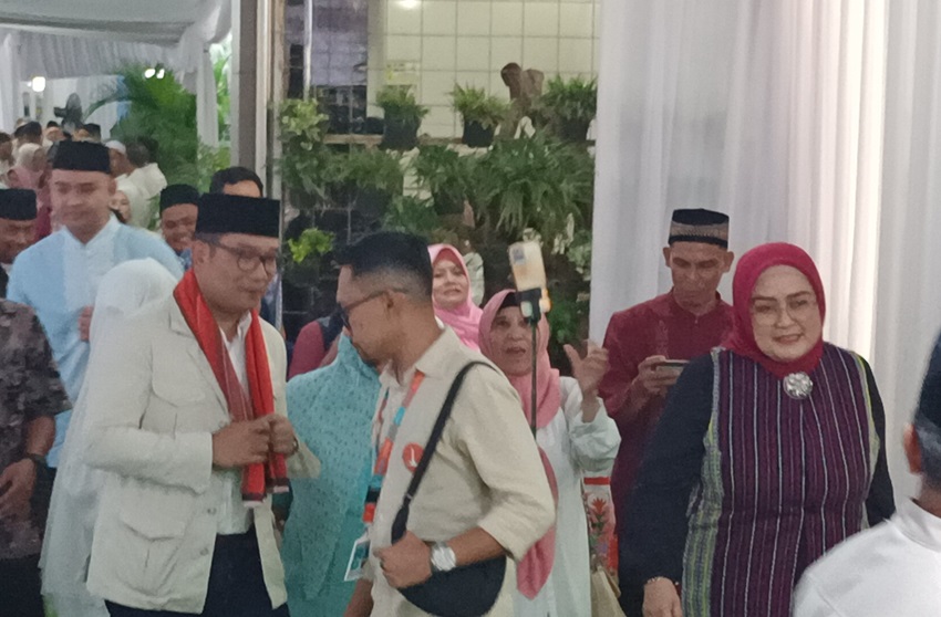 Ridwan Kamil Dikerubuti oleh Emak-emak Srengseng Sawah saat Menghadiri Maulid Nabi