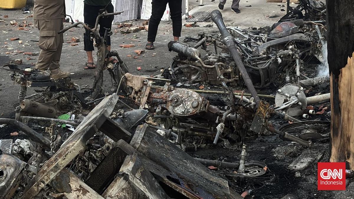 25-motor-hangus-terbakar-bentrok-aksi-di-grahadi-1756471700959_169.jpeg